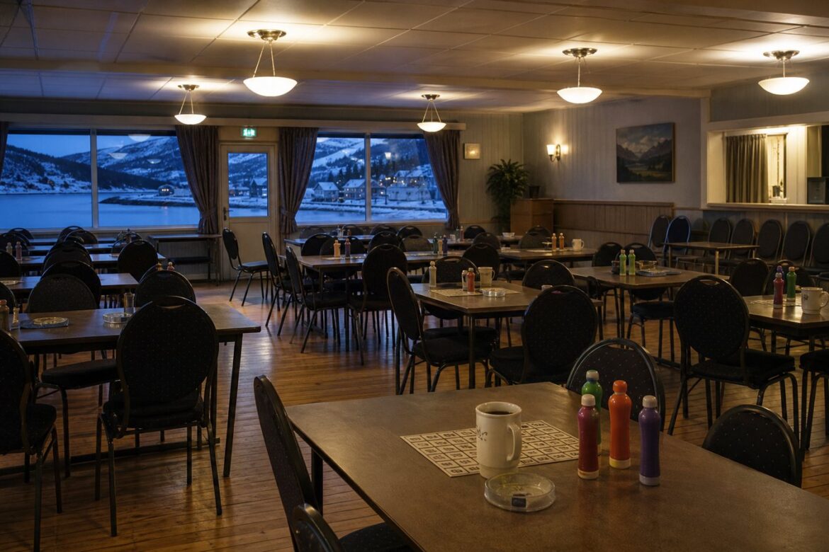 Tomma bord och stolar i en bingohall i kvällsljus med färgpennor och kaffekoppar på borden